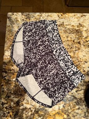 Lululemon Black & White Printed Women's shorts